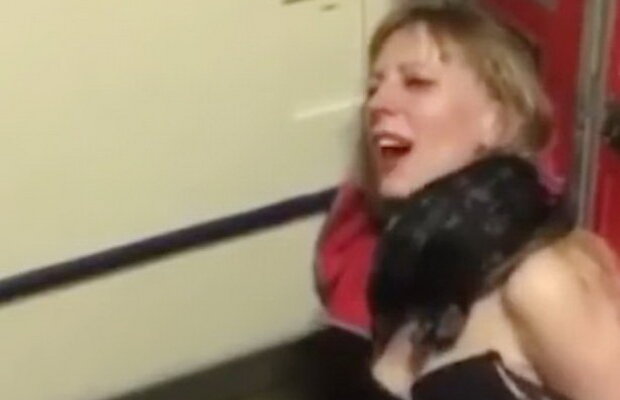 VIDEO Scene incredibile în avion. Echipajul a trebuit să lege o femeie!