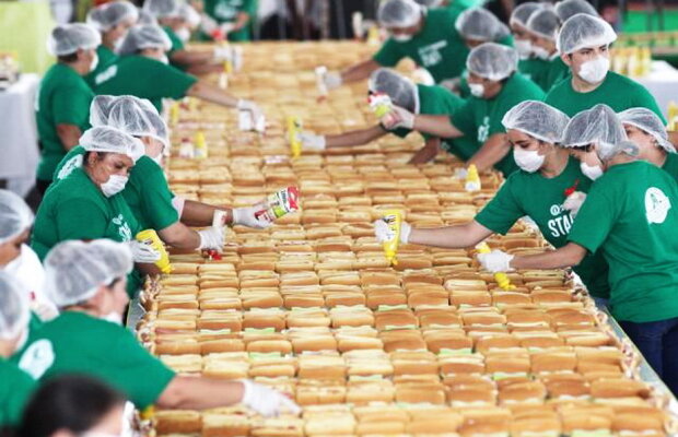 Cea mai mare linie de hotdogi din lume! E de necrezut pe ce distanță s-a întins!