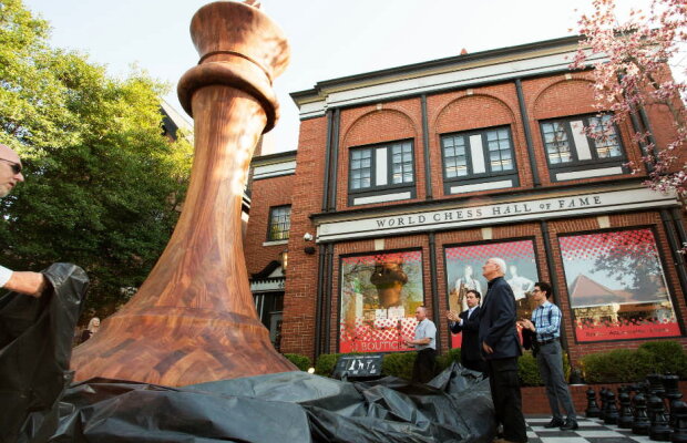 VIDEO A fost construită cea mai mare piesă de şah din lume. Uite cum arată!