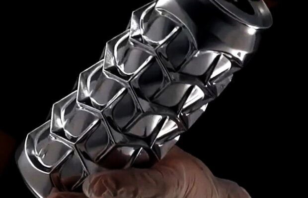 VIDEO Te-ai gândit vreodată că poţi face aşa ceva cu dozele? Un artist face minuni