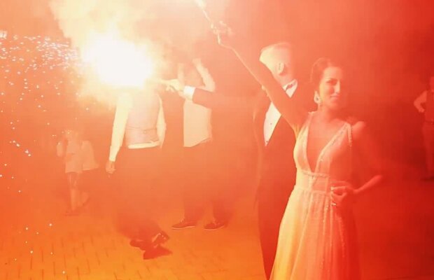 VIDEO&FOTO Imagini SUPERBE de la nunta cele mai SEXY fane a CSA Steaua: torțe și cântece de peluză