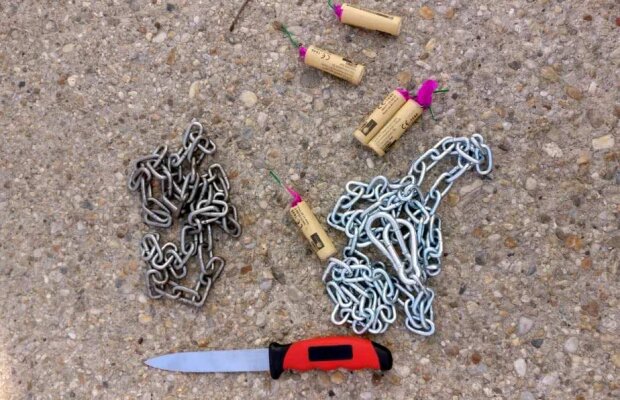 CS U CRAIOVA - DINAMO // FOTO ȘOCANT! Dinamoviștii au comis-o din nou: prinși de Jandarmerie cu lanțuri, cuțite și droguri! 