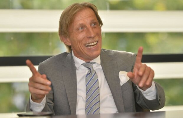 VIDEO Noi, un an fără Daum. El, un an fără job! :D Azi se împlinesc exact 365 de zile de la ultima partidă în care neamțul a pregătit naționala. De-atunci încă e șomer