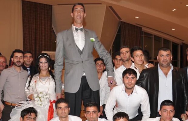 VIDEO Mult prea mari! Cum arată în realitate unele din cele mai înalte persoane din lume