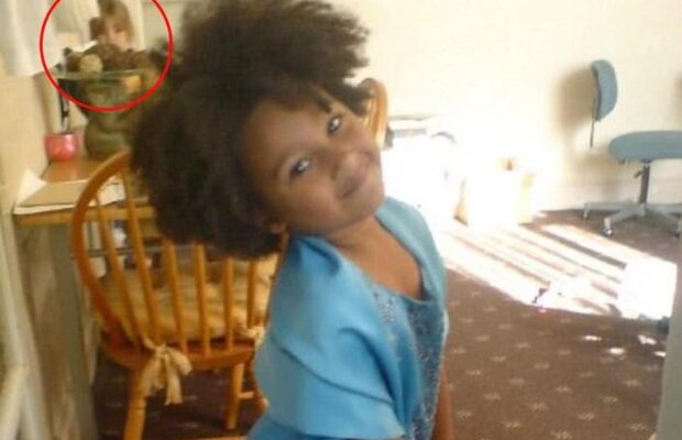 S-a uitat în albumul foto al familiei, însă ce a remarcat într-o poză a lăsat-o fără cuvinte: detaliul e terifiant!