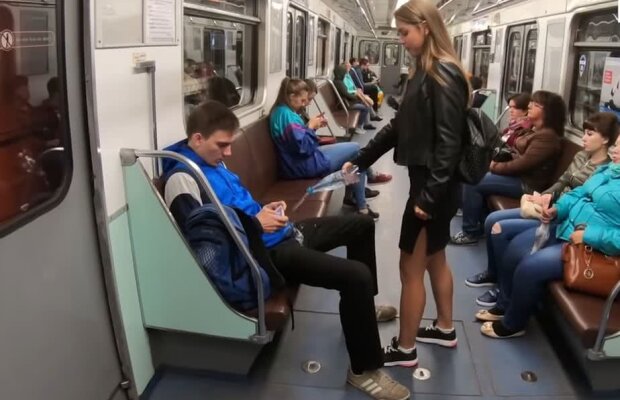 VIDEO DUBIOS! Un fotomodel aruncă cu apă și înălbitor pe bărbații de la metrou. Explicația gestului