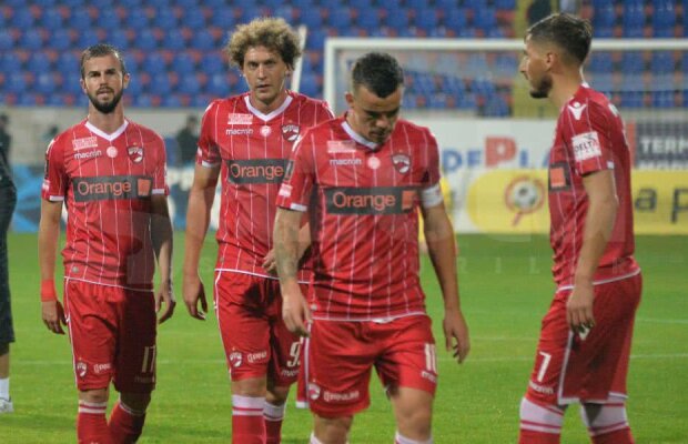 Fanii lui Dinamo i-au băgat în ședință pe jucători! Mesaj categoric la meciul cu Botoșani! Bannerul care a apărut în peluză 