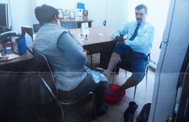 FOTO Se întâmplă în România! Administratorul noului stadion al Pandurilor obligă femeia de serviciu din primărie să îi spele picioarele și să îi facă pedichiura