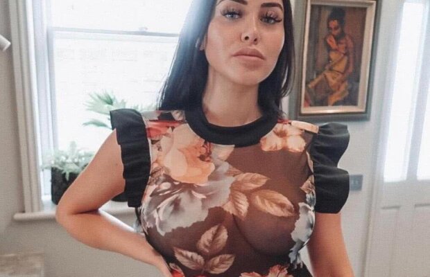 FOTO S-a despărțit de iubitul ei apoi s-a afișat într-o ținută transparentă prin care se vedea tot!