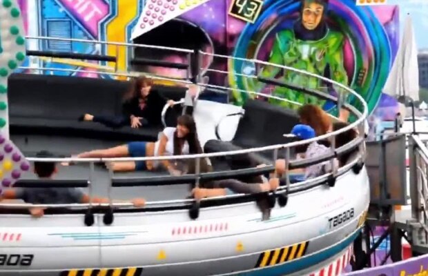 VIDEO Peripeții în parcurile de distracție » Momente hilare care îți vor stârni râsul
