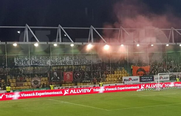 FOTO Suporterii lui Dinamo au protestat la Chiajna! Mesaj către LPF: "Am vrut să mă învoiesc iar" + banner pentru Colectiv