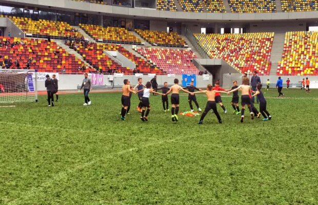 FOTO Wembley-ul nostru :) FCSB - Astra se va disputa pe un gazon imposibil: vreme de 4 zile, mii de copii au călcat iarba și așa proastă
