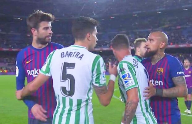 BARCELONA - BETIS 3-4 // Pique și Vidal, încinși după eșec » Dialogul neverosimil a fost surprins de jurnaliștii spanioli