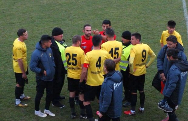 Victorie clară pentru SR Municipal Braşov » Cum au protestat jucătorii la startul meciului și ce plan au fanii
