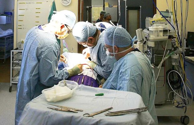 EXCLUSIV Imagini ZGUDUITOARE publicate în premieră: cum arăta lichidul negru scos din plămânii unui pacient de la Colectiv!