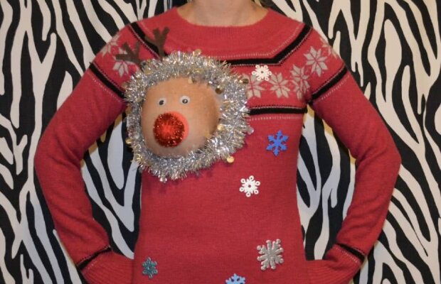 VIDEO Noul trend al iernii: puloverul cu un sân pe afară! Ai curaj să ieși așa în oraș?