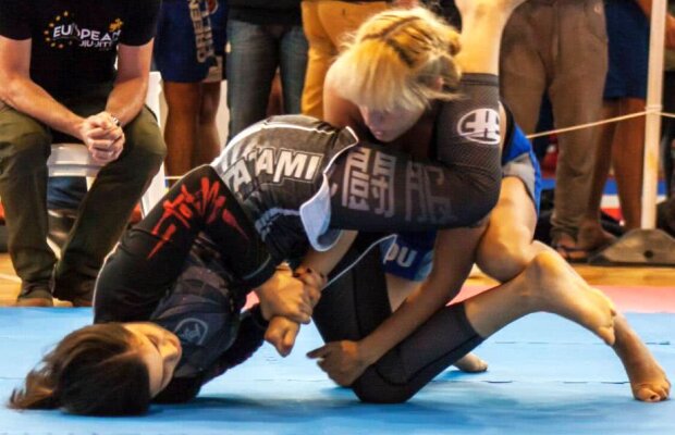 FOTO Șoarecele de birou cu aur în MMA » Povestea campioanei mondiale Raluca Dinescu