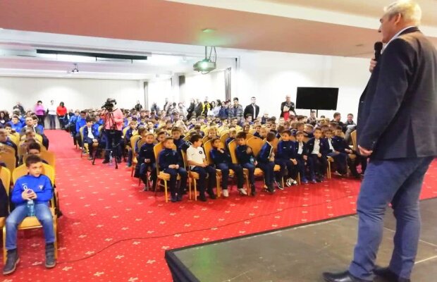 Zi de sărbătoare la Academia Hagi » Premii pentru cei mai buni jucători și antrenori de la toate categoriile de vârstă