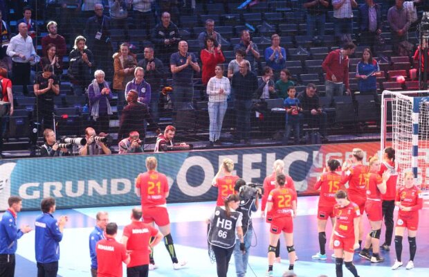 ROMÂNIA - RUSIA 22-28 // GALERIE FOTO Gest cât AURUL european » Surpriza pregătită de jucătoarele noastre la final