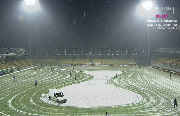 GALERIE FOTO Imagini inedite din pauza festivalului de goluri de la Chiajna - Poli Iași: cum au deszăpezit gazdele terenul