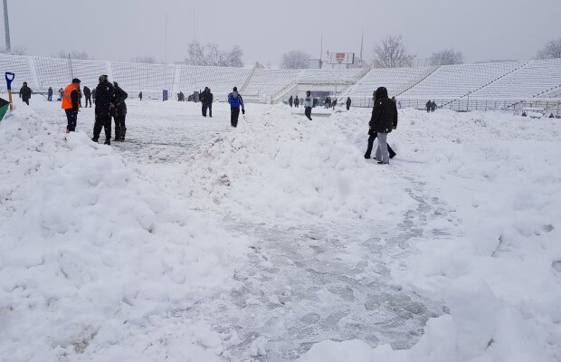 FOTO Primele probleme din cauza zăpezii » Un meci a fost anulat și echipa poate pierde la "masa verde"!