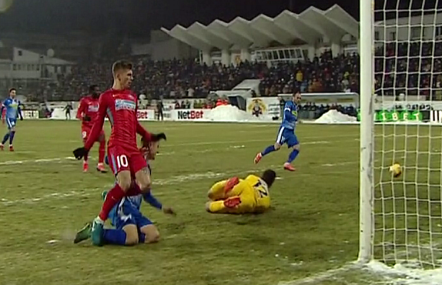 FOTO Gafă a lui Bârsan? FCSB a solicitat penalty după o intrare imprudentă a lui Miron la Tănase 