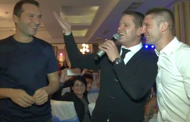 VIDEO Imagini antologice de la Iași! Flavius, lăutarul de serviciu: a primit bani de la jucători și a dat dedicații 