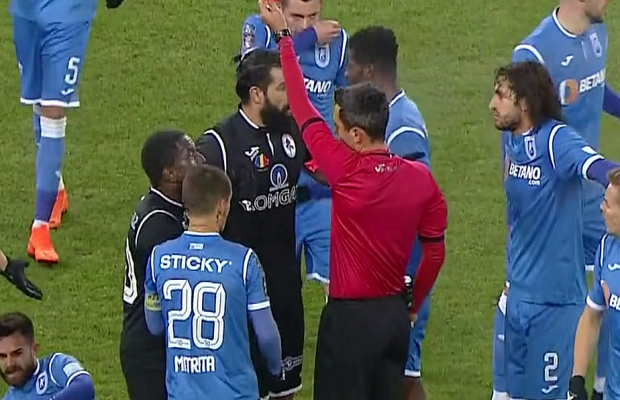 FOTO Eliminare prematură în CS U Craiova - Gaz Metan! Gestul inedit al "victimei" și reacția "călăului": "Ce să-i fac?"