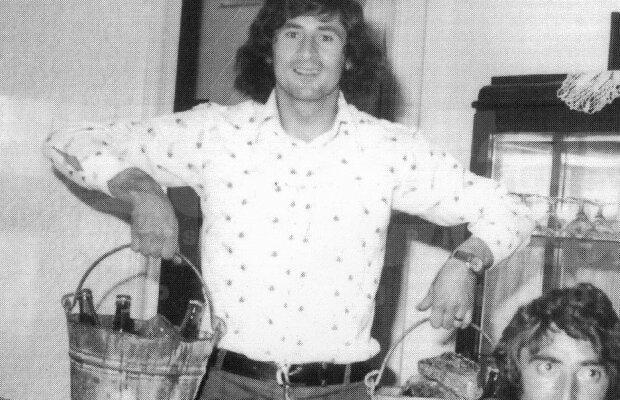 EXCLUSIV Dezvăluiri COLOSALE ale lui Cornel Dinu din perioada de aur a Bucureștiului: "Cuplajul a continuat în barul Atlantic. Mingea era făcută din sutiene și ciorapi de balerine"