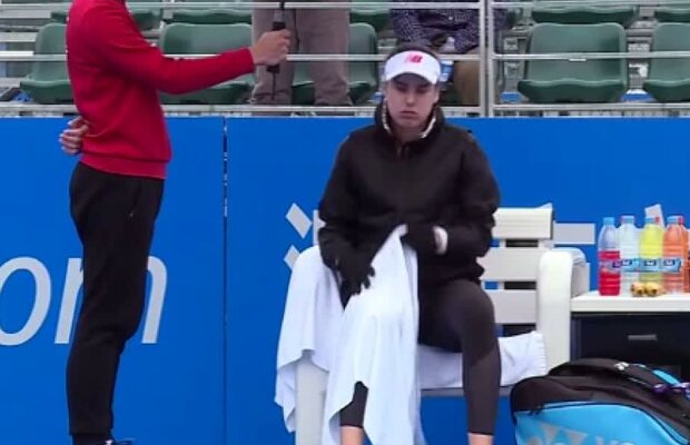 FOTO Frigul de la Shenzhen le-a obligat pe sportive să se înfofolească! Cum a apărut Sorana Cîrstea la meciul de astăzi