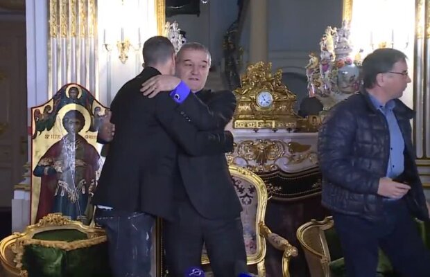IOAN HORA LA FCSB // VIDEO+FOTO Gigi Becali a prezentat noul transfer de la FCSB! S-a ridicat în timpul conferinței pentru a-i face un cadou: „Ca să-ți poarte noroc!” » Primele declarații ale jucătorului 