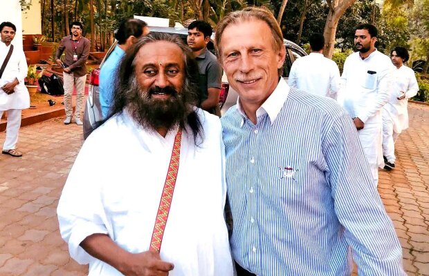 Ce face Christoph Daum în India, îmbrăcat în treningul naționalei României + cine e gurul pe care îl vizitează alături de familie: „Am aplicat ce spune la o echipă”