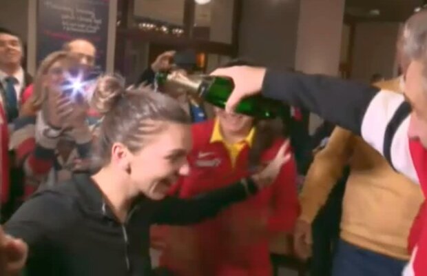 ROMÂNIA - CEHIA LA FED CUP // GALERIE FOTO Simona Halep & co., baie cu șampanie după victoria cu Cehia: „V-ați îmbătat fără să beți” » Imagini fabuloase de la petrecere