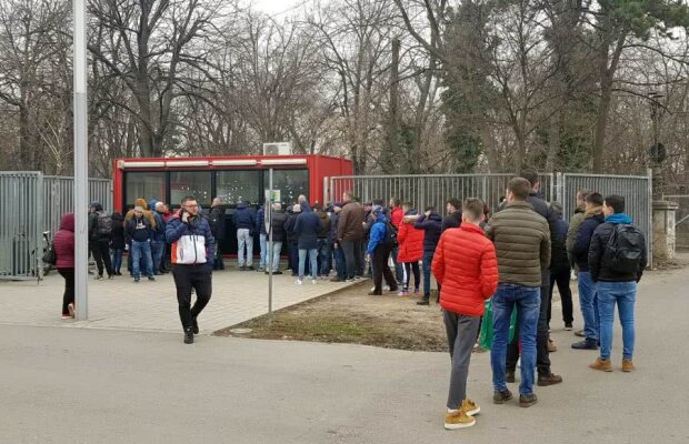 FCSB - CSU CRAIOVA // FOTO Cozi la bilete pentru meciul dintre FCSB și CSU Craiova