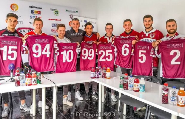 FOTO Prezentare unică a noilor achiziții ale Rapidului » Tricouri cu schepsis la stadionul din Regie