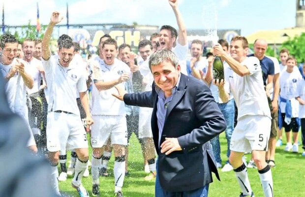 Opinie Cristian Coman » Gică Hagi mai mult protestează decât dansează