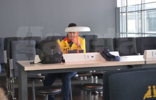 PRELIMINARII EURO 2020 // VIDEO + FOTO Cosmin Contra a băgat un „tricolor” în ședință, chiar pe aeroportul din Stockholm
