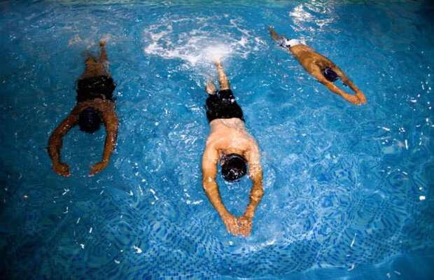 Niciodată nu este prea târziu să mergeți la cursuri de înot