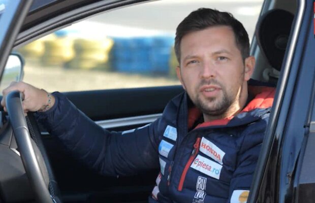 Care e poziția corectă la volan? Un pilot explică