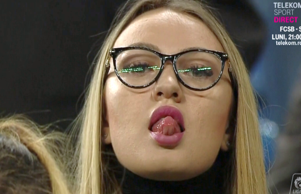 CSU CRAIOVA - CFR CLUJ 0-0 » Galerie foto » O olteancă sexy din tribune, gesturi lascive spre camera de transmisie