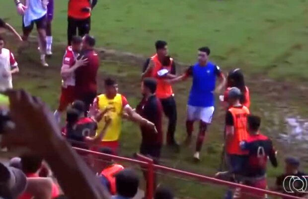 VIDEO Bătaie ca-n filme western la un meci din Brazilia! Poliția a intervenit pe teren 