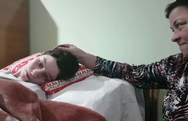 Ana de 1 Decembrie - Fata paralizată pe trecerea de pietoni care răspunde la „te iubim!” clipind din ochi. După trei ani, șoferul n-a fost trimis în judecată!