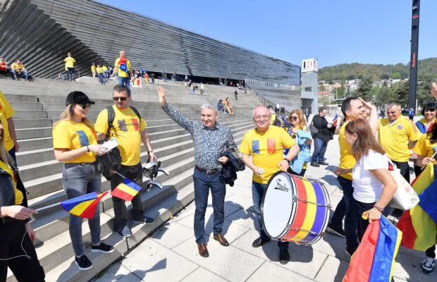 FRANȚA - ROMÂNIA, FED CUP // FOTO + VIDEO Imagini filmate cu o oră înainte de meci: Emil Boc, șef de galerie + scenografia pregătită de cei 1800 de români