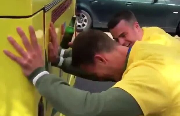 FOTO Norwich a promovat în Premier League, dar petrecerea jucătorilor a fost stricată » Imagini savuroase