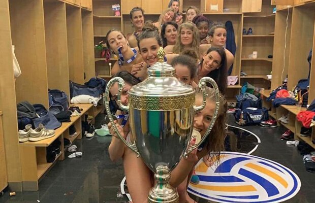 FOTO Fete cu idei ciudate » Voleibalistele s-au dezbrăcat și au făcut trenulețul în spatele trofeului