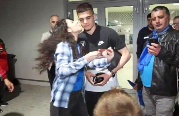 CSU CRAIOVA - VIITORUL 1-2 // VIDEO Reacția lui Ianis Hagi când a fost pupat fără avertisment de o olteancă, după meciul de la Craiova