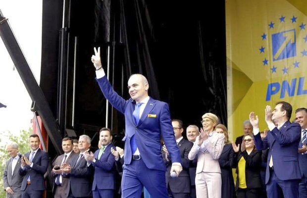 Tolontan: Cum îl recomandă Inițiativa România pe Rareș Bogdan drept model la capitolul «integritate» 