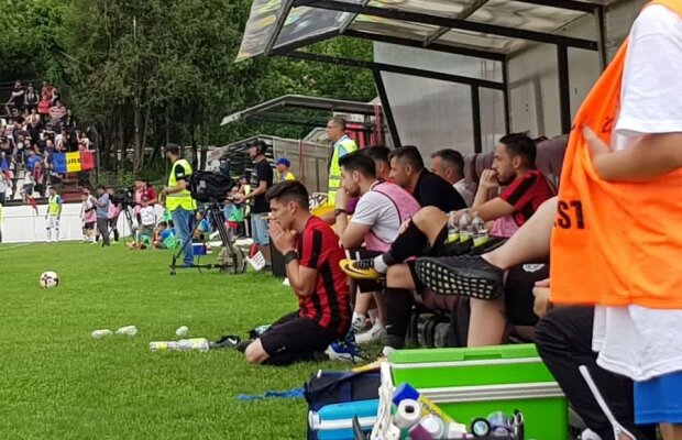 VIDEO + FOTO // Jucătorii lui Carmen s-au rugat în genunchi pentru promovarea în Liga 3!