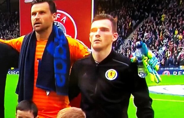 FOTO Cea mai ciudată fază din preliminariile EURO 2020! Imaginea a devenit virală: „De ce are Robertson un papagal pe umăr?”