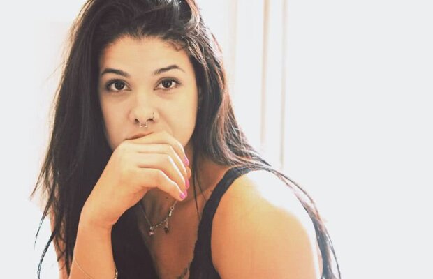 FOTO Samara da Silva Vieira, fata de la SCM Rm. Vâlcea care citește Biblia: „M-am îmbătat de cinci ori în viață, mă mai gândesc dacă aș poza goală și plâng la filme!"